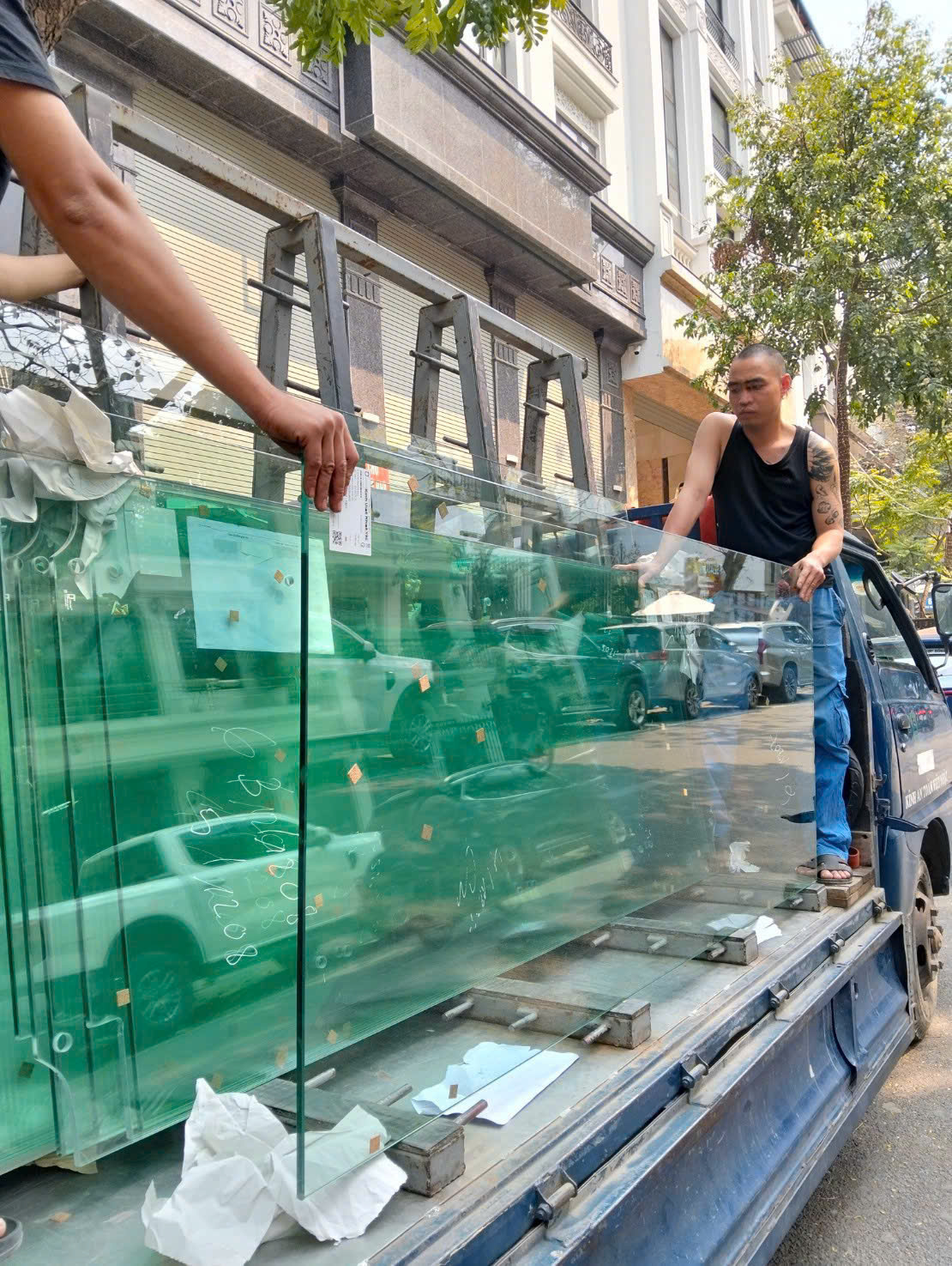 Các tấm kính được vận chuyển trên xe trong ánh sáng tự nhiên